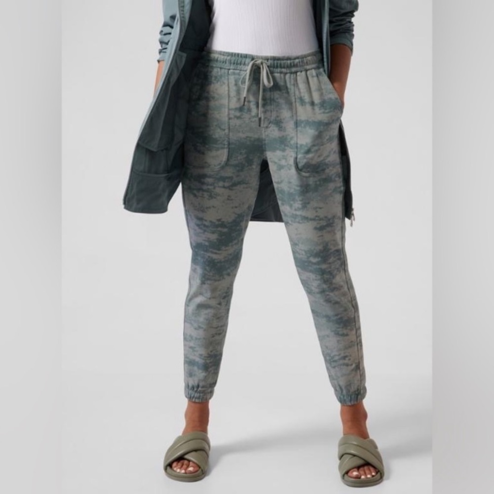 NWT Athleta Farallon Jogger In Fog Camo Coast Grey Size Large